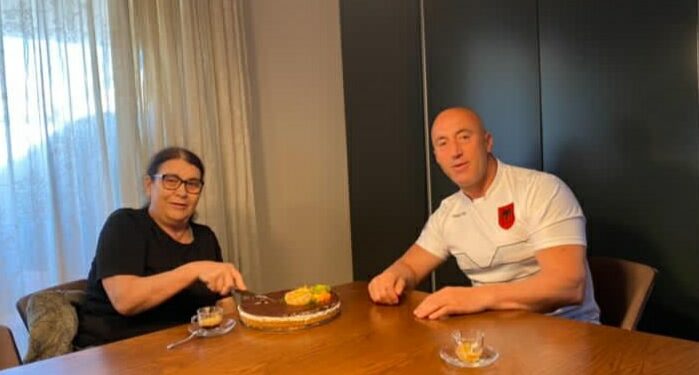 Haradinaj uron 8 Marsin, duke pirë kafe me nënën