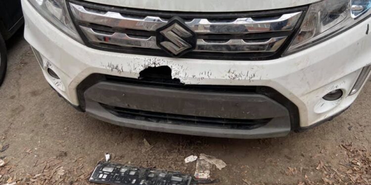 “Qentë hajnë edhe kerre”, një femër publikon pamjet e veturës së dëmtuar në Prishtinë