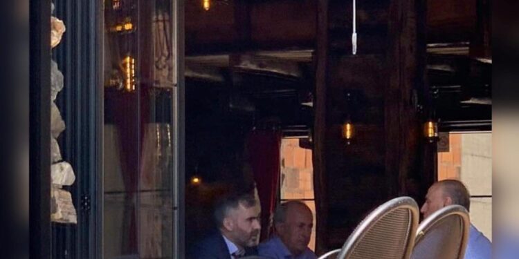 Vrasja e të riut që u dëshmua me Video: Prokurori i rastit shihen në kafiteri me avokatin e dorasit