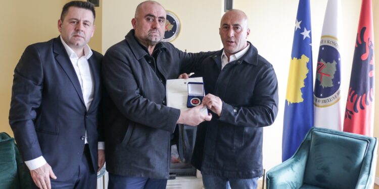 Haradinaj, ka ndarë medalje për familjen Dervishaj, që ja dhanë tre vëllëzer dëshmorë Kosovës