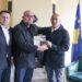 Haradinaj, ka ndarë medalje për familjen Dervishaj, që ja dhanë tre vëllëzer dëshmorë Kosovës