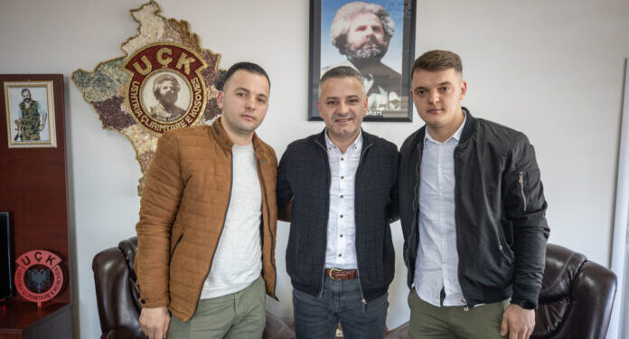 Rrëfimi i Bekim Jasharit për vështirësitë e dy djemve të dëshmorit që ia kthyen banesën sociale komunës së Skënderajt