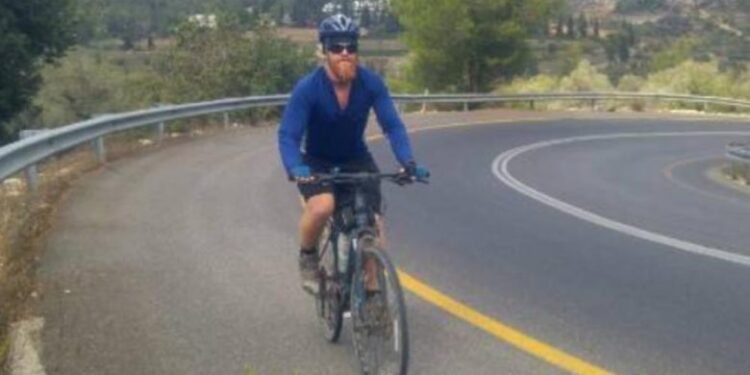Përshkoi botën me biçikletë, por autobusi e goditi për vdekje para shtëpisë – fati tragjik i aventurierit nga Izraeli