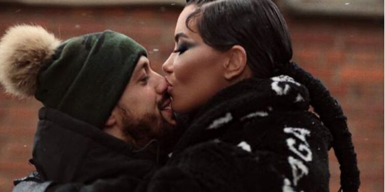 Dafina Zeqiri ndan pamje e lumtur në përqafimin e të dashurit