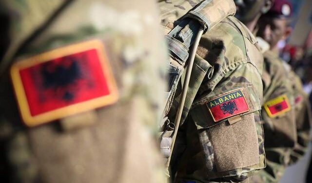 Vdes në krye të detyrës,ushtaraku shqiptar (EMRI)