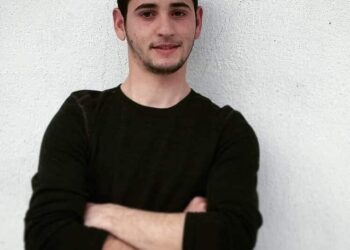 Covidi e mbyti  në lule të rinisë studentin