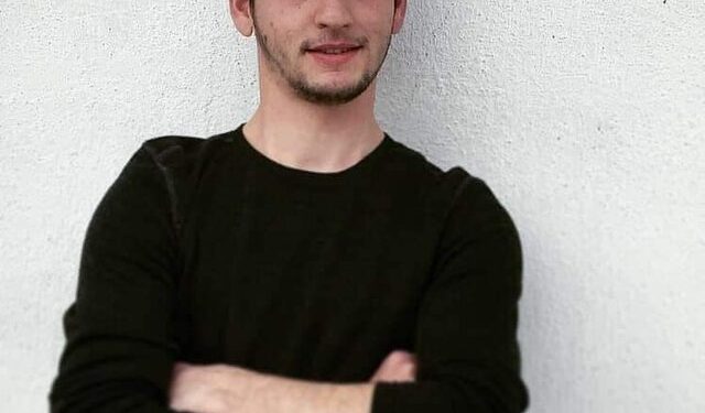 Covidi e mbyti  në lule të rinisë studentin