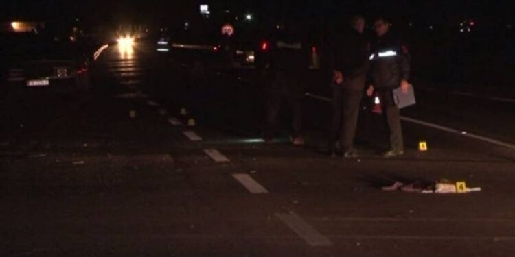 Aksident në autostradë, lëndohet një person