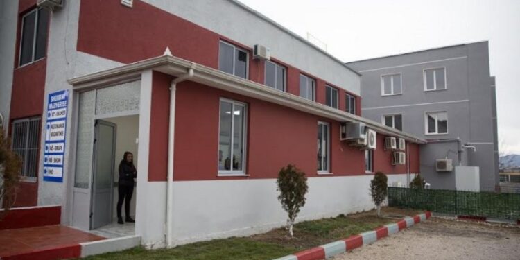 24-vjeçari hidhet nga kati i tretë i spitalit në Elbasan pasi rezultoi pozitiv me COVID-19