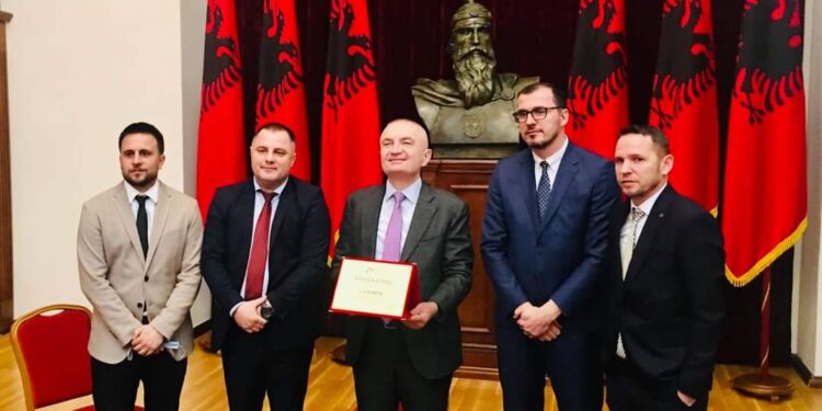 Presidenti i Shqipërisë, Ilir Meta i ka pritur në një takim drejtuesit e Shoqatës së Gazetarëve Sportivë të Kosovës