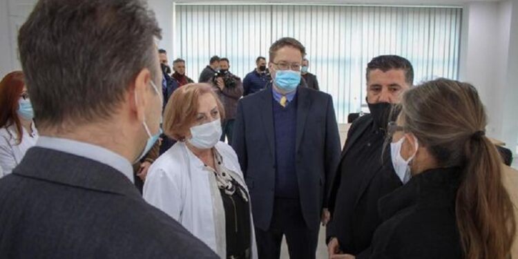 Gjilani pranon aparaturë moderne të testimit për COVID-19