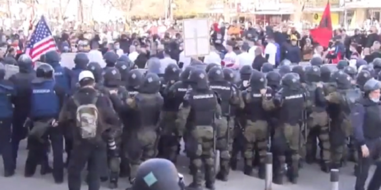 Dënohen me nga 1 vit burg tre pjesëmarrësit e protestës “Monstra”