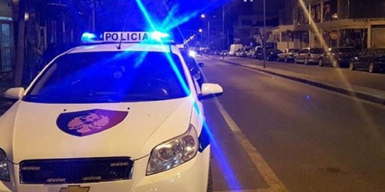 Një person rrëmben veturën e Policisë në Divjakë