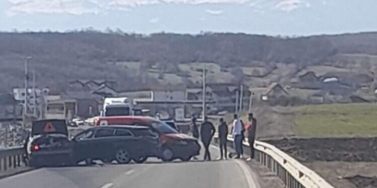 Aksident trafiku mes pesë veturave në magjistralen Prishtinë – Pejë, humb jetën një person