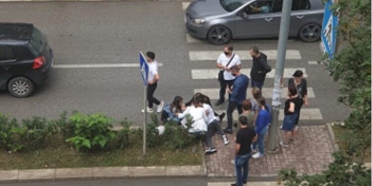 Femra godet me veturë dy persona në vendkalimin e këmbësorëve, dërgohen për spital