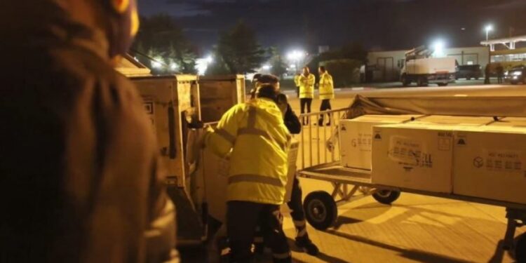 Vaksinat Astra Zeneca arrijnë në Shqipëri, Rama thotë se mjekët e Kosovës do të vaksinohen në Kukës