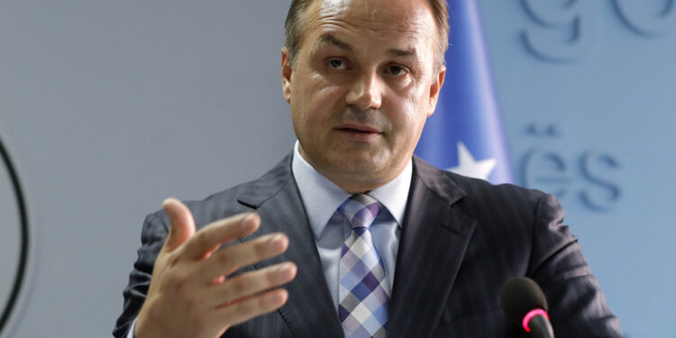 Hoxhaj: PDK nuk do ta votojë Vjosa Osmanin për presidente, është figurë përçarëse