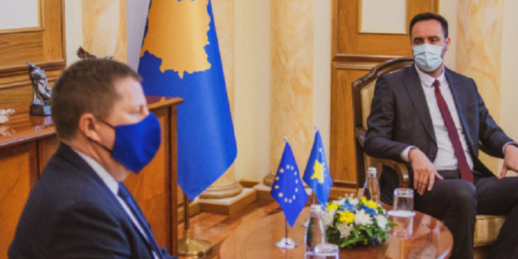 Konjufca ia përmend ambasadorit të BE-së nevojën e Kosovës për vaksina antiCOVID