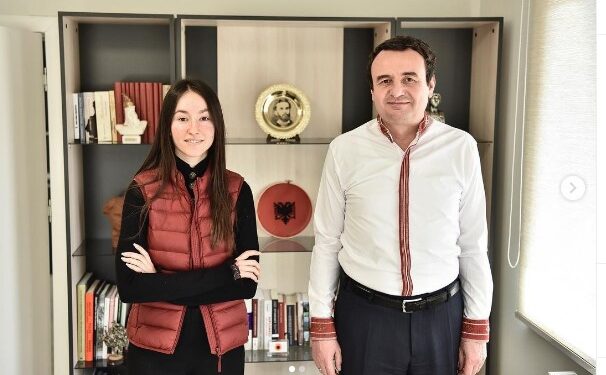 Albin Kurti i merrë dy dhurata