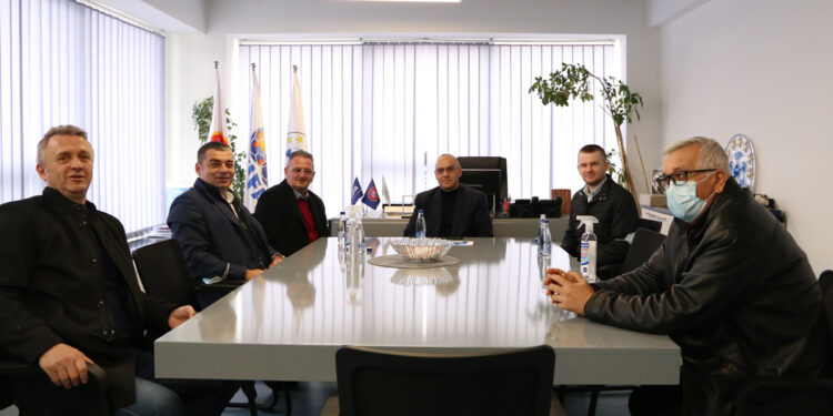 Zyrtarët e UEFA-së vizitojnë FFK-në, theksojnë përkrahjen e tyre