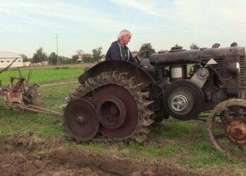 Ky është traktori klasik shumë i fuqishëm, lëron sikur të ishte i ri (VIDEO)