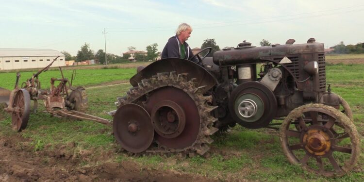 Ky është traktori klasik shumë i fuqishëm, lëron sikur të ishte i ri (VIDEO)