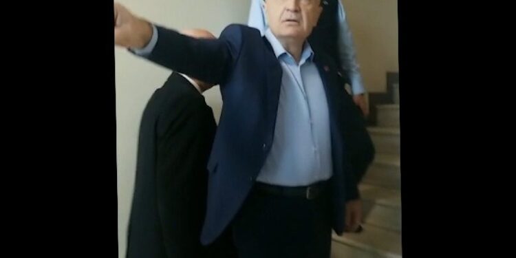 Çfarë po ndodh në Shqipëri?!- Presidenti Ilir Meta përplaset fizikisht me Policinë (video)