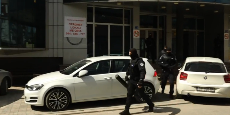 Arrestohen 8 persona, konfiskohen vetura dhe rreth 150 mijë euro kesh