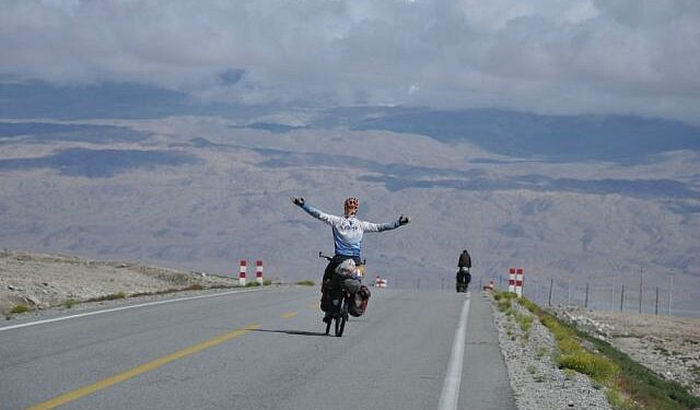 Personi që shëtiti 6 kontinente me biçikletë, goditet për vdekje nga një autobus