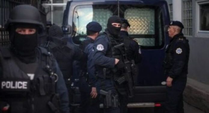 Për dy muaj janë arrestuar 12 policë dhe janë suspenduar 23 të tjerë