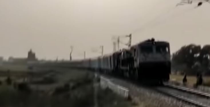 Treni lëviz prapa për më shumë se 25 kilometra në Indi, gjithçka ndodhi kur në hekurudhë u shfaq një lopë