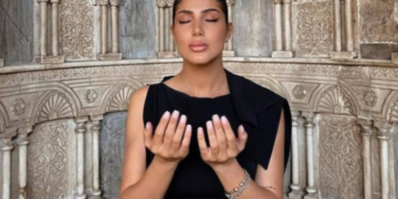 Vajza e Lutfi Hazirit lutet në xhami, por nuk respekton etiken e veshjes, ekspozon trupin!