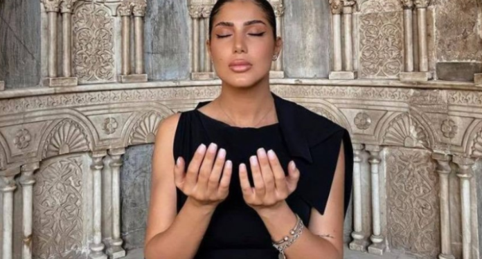 Vajza e Lutfi Hazirit lutet në xhami, por nuk respekton etiken e veshjes, ekspozon trupin!