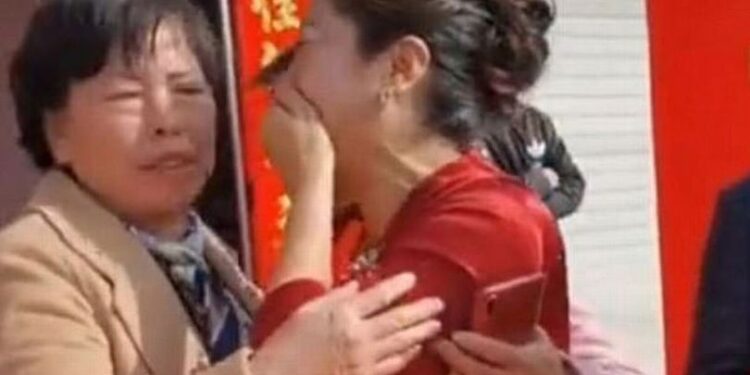 Në dasmën e djalit, nëna kupton që nusja ishte vajza e saj