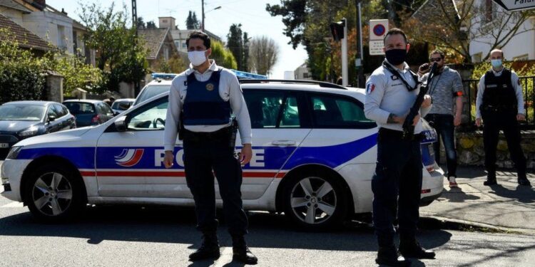 Policja franceze vdes pasi u sulmua me thikë në stacion policor