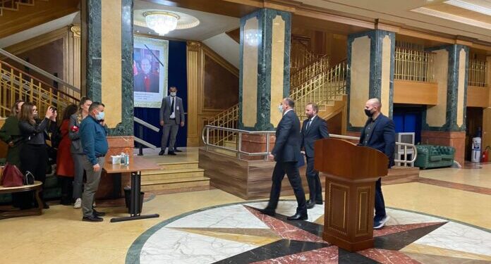 Seanca për ndryshimin e Ligjit të Zgjedhjeve nis pas pak, deputetët e PDK-së e AAK-së hyjnë në sallë