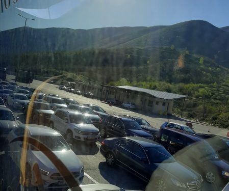 Bllokohet kufiri: Kosovarët ia mësyjnë Shqipërisë(foto)