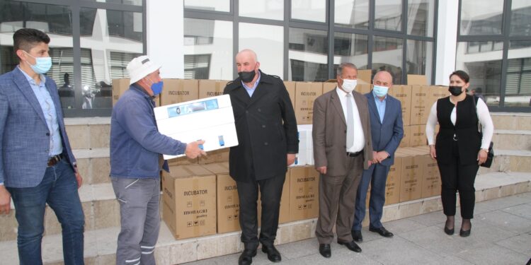 Viti: 35 banorë përfitojnë inkubatorë për çeljen e vezëve