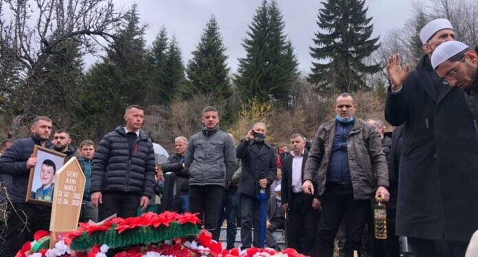 Mes lotësh, i jepet lamtumira e fundit 9-vjeçarit nga Peja, Gent Nikqi