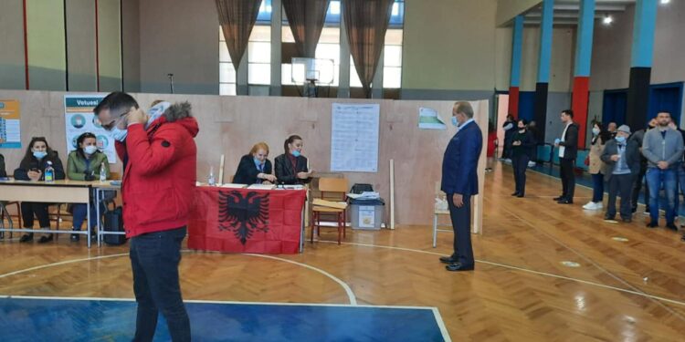 Voton edhe Behgjet Pacolli në Shqipëri