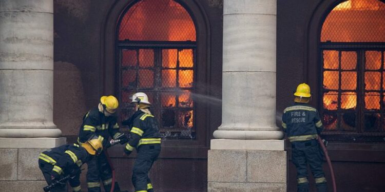 Përfshihet nga flakët një nga universitetet më të vjetra