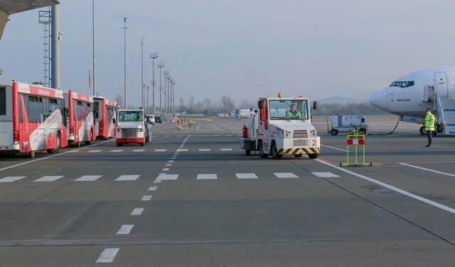 Mungesa e kontrollorëve, deri kur do jenë të pezulluara fluturimet në Rinas