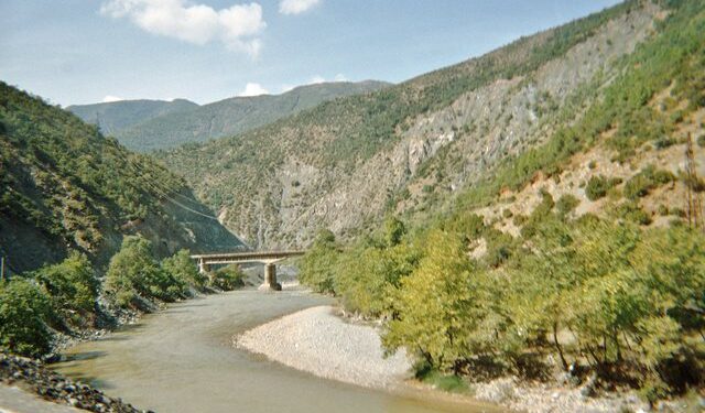 U mbyt në lumin Shkumbin, zbulohet identiteti i të riut që humbi jetën