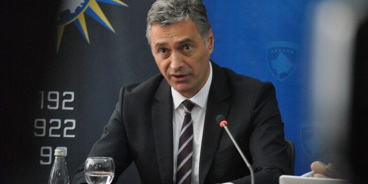 Kryeprokurori Lumezi lëshon udhëzim detyrues për prokurorët që mos t’i ndjekin penalisht gazetarët kur heshtin për burimet e tyre