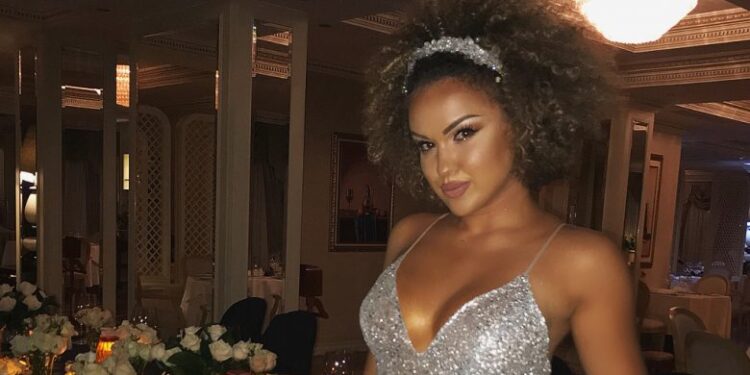 Nga qyteti super luksoz, Arta Elezaj pozon pranë veturës “Mercedes”