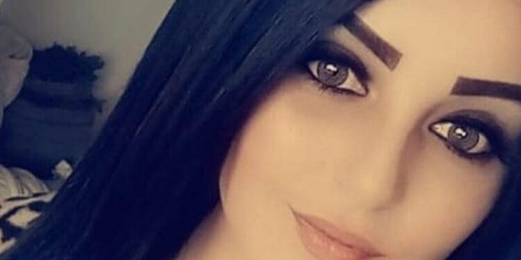 V’des 27 vjeçarja, pasi e lindi bebën! (FOTO)