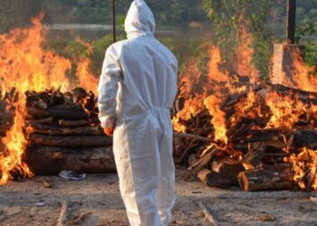 Pamje të rënda: Digjen kufomat e njerëzve që vdiqën nga Covid-19