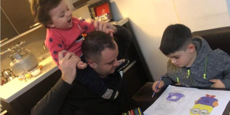 Pandemia, ‘fat në fatkeqësi’ për disa baballarë