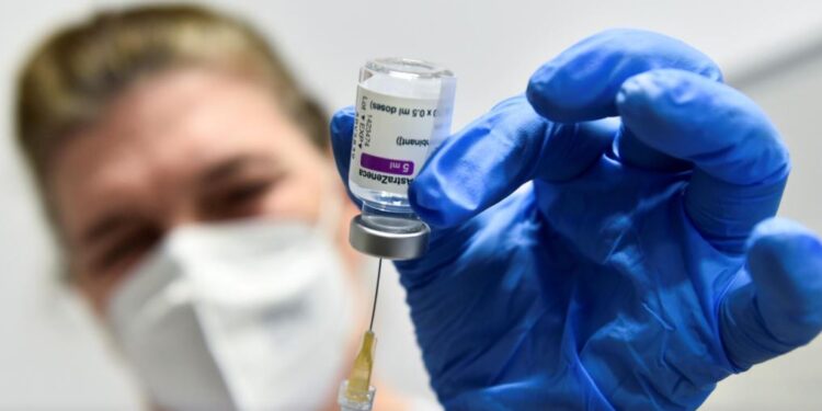 Italia rekomandon që AstraZeneca të përdoret vetëm për personat mbi 60 vjeç