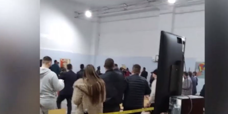 Karrige kokës e grushte në një qendër të votave në Tiranë (video)